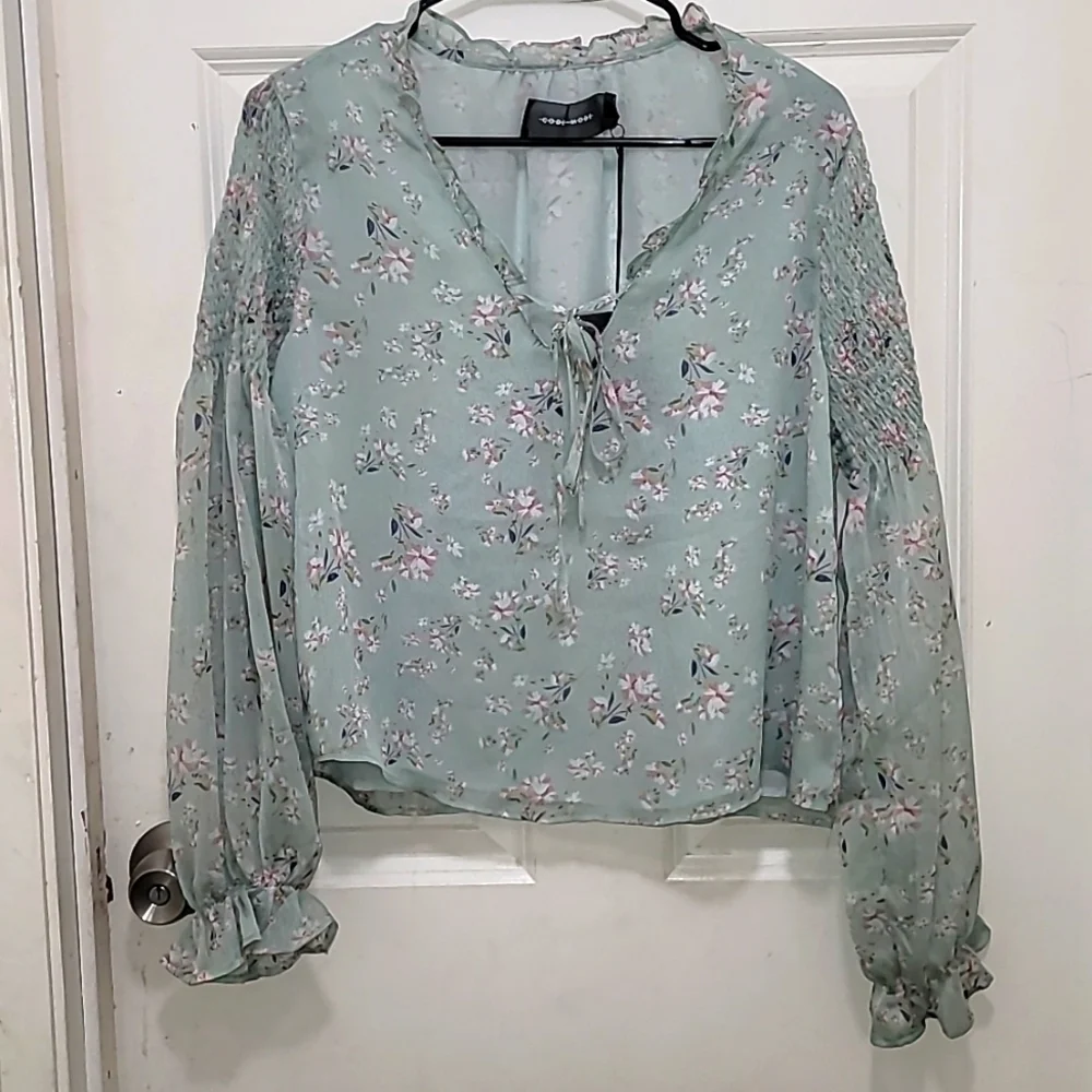 NWT CODE X MODE SHIRRED SLEEVE SAGE FLORAL PEASANT BLOUSE V NECK  SZ‎ L